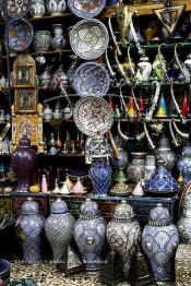 Image du Maroc Professionnelle de  Produits de l'artisanat marocain dans un bazar à la cité des Habous. Parmi les endroits les plus pittoresques de Casablanca, la Cité de Habous conçue par les architectes Auguste Cadet et Edmond Brion d’après l’ébauche d’un premier plan-masse dû à Albert Laprade. La construction n’avait commencé qu’après la première guerre mondiale. Situé près du Palais Royale, ce joyau architectural est le point de départ de la nouvelle médina de la ville, Vendredi 18 Novembre 2011. Le quartier des Habous fait partie du patrimoine architectural de Casablanca (Photo / Abdeljalil Bounhar)